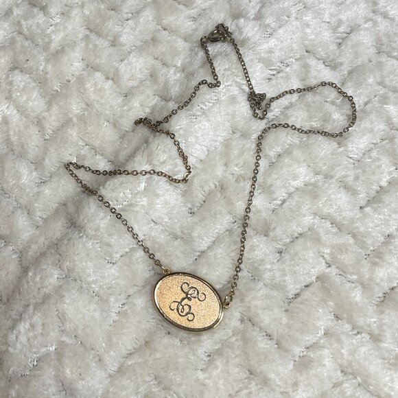 Victorian Style Letter E Initial Pendant Necklace  - Gold tone - dainty vintage - Picture 1 of 8